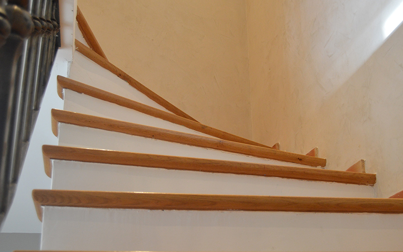 Escalier bord en bois